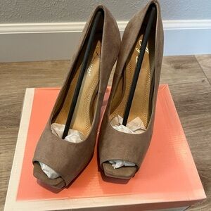 IYNX Woman Beige Open Toe Suede Heel Shoes, Size 8